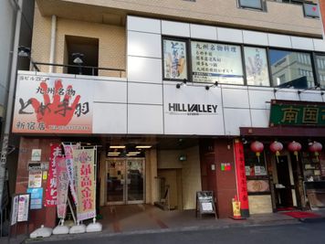 カフェベローチェの隣、赤茶けた柱に「ルックハイツ新宿」の看板がございます。とめ手羽や南国亭の入ったクリーム色のマンションです。 - ゾウスペ新宿 会議室&サロンスペースの外観の写真