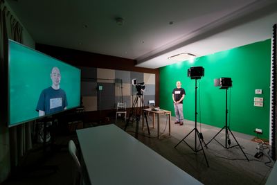 壁面大型グリーンバック・動画撮影・LIVE配信スタジオ・高速光回線・機材貸出無料、メイクルーム完備 - 上原ベース