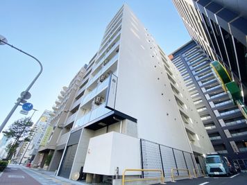 会議室は2階にございます 建物外観｜ハレオフィス新大阪店｜大阪会議室 - 大阪会議室 ハレオフィス新大阪店 集中デスクの外観の写真