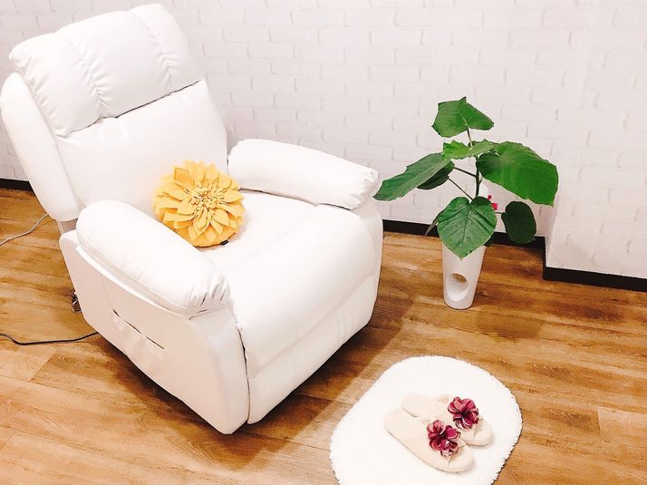 白を貴重とした上品なインテリア、観葉植物もあり癒やしの空間 - Presh アイリスト・ネイリストに大人気のオシャレ✨レンタルサロンの室内の写真