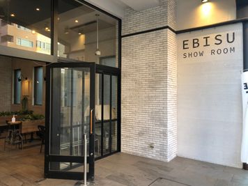 グレイドパーク恵比寿（旧：EBISU SHOW ROOM） テレワークシートA（ソファー席）の入口の写真