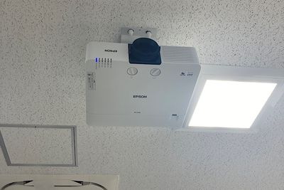 ◆プロジェクター(天吊り型)◆
-EPSON EB-L630W- - 株式会社Ｋ-コンサルティング セミナールーム・会議室の設備の写真