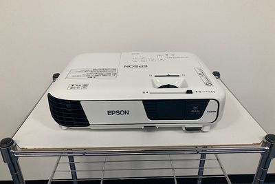 ◆プロジェクター（置き型）◆
-EPSON EB-X36- - 株式会社Ｋ-コンサルティング セミナールーム・会議室の設備の写真