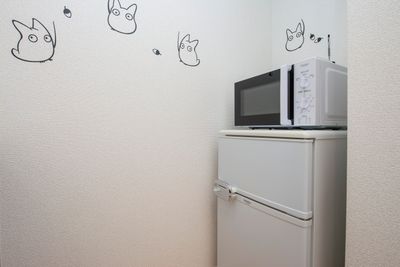 冷蔵庫、電子レンジ、炊飯器、ケトルがございます。 - 心斎橋Residenceの設備の写真