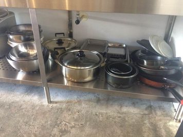 調理器具（シンクの引き出しの中にあります。）、なべ、フライパンなど - 猪股ビル マティーズキッチンの室内の写真