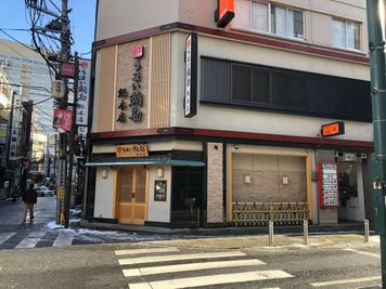 国分町通りと虎屋横丁角のビルです。１階はうまい鮨勘総本店です。 - 猪股ビル マティーズキッチンの外観の写真