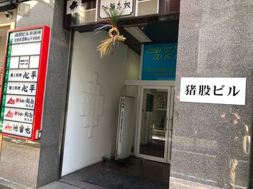 国分町通り側にビルの入口があります。 - 猪股ビル マティーズキッチンの入口の写真