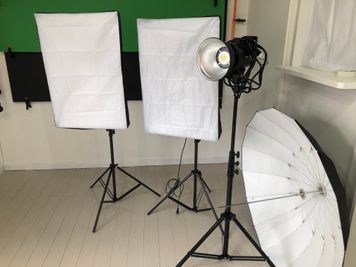 照明機材は無料でお使いいただけます。(Godox SL60W、ソフトボックス 50cm×70cm 135W (２つ)、40インチホワイトアンブレラ - えこてんハウススタジオ 撮影・配信・会議スペースの設備の写真