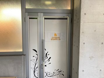 スタジオゴリラ 24時間OPENのレンタルスタジオの入口の写真