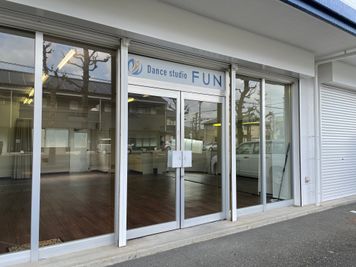 Dance Studio FUNのロゴとスタジオ名が目印です。 - レンタルスタジオFUN ダンススペースの入口の写真