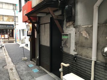 日本橋三丁目ビルの1階左側にあります。
小料理屋「おもや」さんの隣です。 - KATABAMI 日本橋レンタルスペースの入口の写真