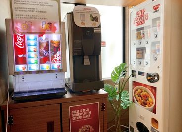 １階にあるドリンクバーが飲み放題！ - ホテルストーク那覇新都心の設備の写真