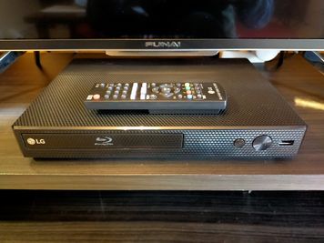 有料オプション（500円）：ブルーレイプレーヤーもご利用できますので、お気に入りのＤＶＤを借りて満喫できます。 - STAGE45 マイランドみずほ台の設備の写真