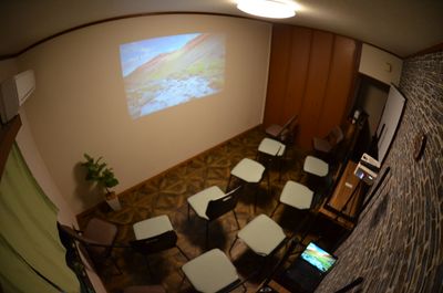 シアターモード
(80インチ相当の画面) - MTGベース・ウーノ 貸し会議・リモートワークスペースの室内の写真