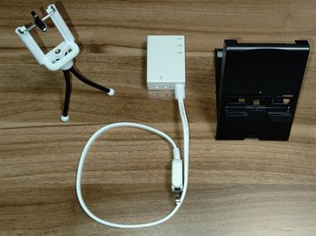 USBコンセントとスマホホルダー - MTGベース・ウーノ 貸し会議・リモートワークスペースの設備の写真