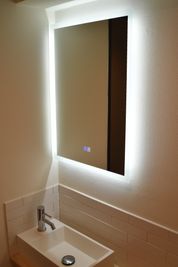 トイレ内には照明付きの大きな鏡を設置しています。 - LiTs 日本橋スタジオ 撮影、会議室、リモートワークの設備の写真