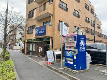 ａｕｼｮｯﾌﾟ、ｺｲﾝﾊﾟｰｷﾝｸﾞ、イタリア料理店を目印にお越しください - レンタルスペース Mermaid （ルームＢ）７畳フローリングの外観の写真