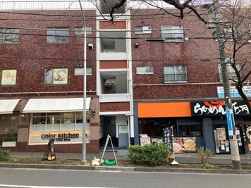 ラーメン店とヘアカラー店の間の階段を２階へ - my place たまプラーザ 田園都市線 駅近のテレワークスペース、ヨガ・バイオリンのレッスンの外観の写真