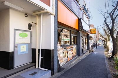 駅前の通りに面しています - my place たまプラーザ 田園都市線 駅近のテレワークスペース、ヨガ・バイオリンのレッスンの入口の写真