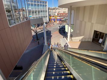 エレベーターを降りて駅前通りへ - my place たまプラーザ 田園都市線 駅近のテレワークスペース、ヨガ・バイオリンのレッスンのその他の写真