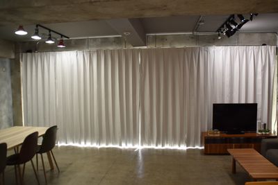 プロジェクター利用時は、遮光カーテンを活用下さい。 - LiTs 日本橋スタジオ 撮影、会議室、リモートワークの設備の写真