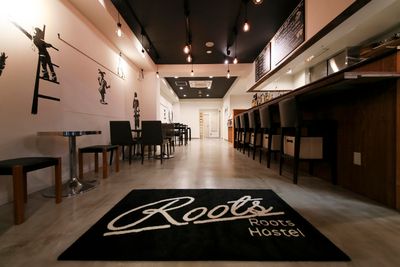 Roots Hostel ホステル内個室、サロンスペース2の入口の写真