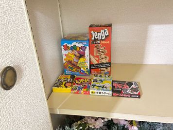 ボードゲーム無料貸出中！備品棚の中にあります♪ - サンク＠栄 レンタルスペースの設備の写真