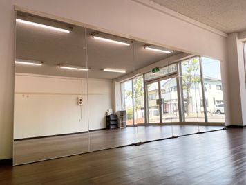 高さ1.8m×幅4.8mの大型鏡です。 - レンタルスタジオFUN ダンススペースの設備の写真