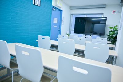 GS会議室藤沢駅南口店・ブルー 動画撮影や会議に最適な貸会議室の室内の写真