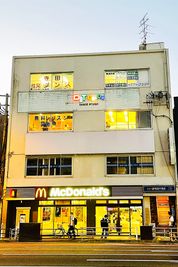 マクドナルドの上３階です。 - ドットカラーダンススタジオ Bスタジオの外観の写真