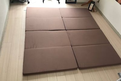 シングルサイズの四つ折りマットレス2枚。このように繋げても使えます。 - ゾウスペ新宿 会議室&サロンスペースの室内の写真