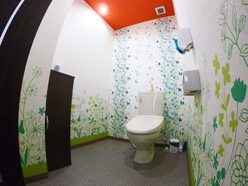 トイレは広くご利用いただけます。お子様のトイレのお世話もやりやすいです。 - スペース城野 シンデレラスペースの室内の写真