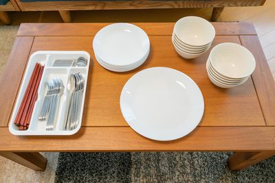 お皿、茶碗、フォーク、スプーン、お箸があります✨ - Ravi荻窪 レンタルスペースの設備の写真
