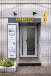 貸し会議室・THE BRANCH 6人用会議室MTG-1の入口の写真