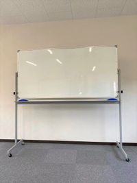 ホワイトボード　（ITOKI製、縦90㎝、　横180㎝）1台 - よこすか研修センター 貸し会議室の設備の写真