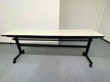 ミーティングテーブル（幅180㎝、奥行き45㎝、高さ70㎝）10台 - よこすか研修センター 貸し会議室の設備の写真