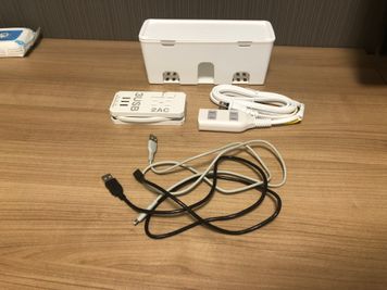 充電器、延長コード、充電ケーブル（Lightning、micro-USB）を用意しております。 - マルチスペース　Pave吉祥寺 会議室、多目的スペースの設備の写真