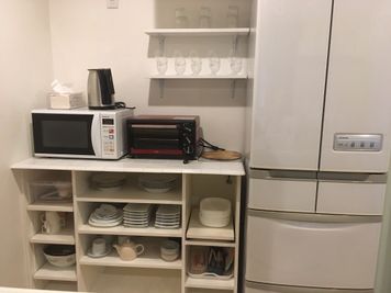 キッチンカウンタに電化製品、食器などを揃えました - ワンスタ＋ ワンスタ+101 の室内の写真