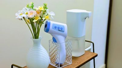 非接触体温計とアルコール噴霧器 - レンタルサロンhoolaの設備の写真