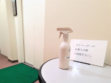 客室前廊下にも
消毒液をご用意しております。 - ホテルアスティア名古屋栄 【ベッド有りデイユース：１】６：００～　４時間より利用可の室内の写真