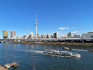 テラスからの隅田川ビューです。晴れた日は隅田川＆スカイツリーの眺めが最高です。 - feel Asakusa STAY 501レンタルルームの室内の写真