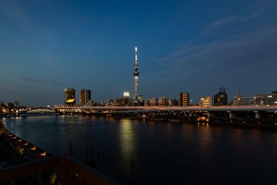 夜になると、スカイツリーと隅田川のライトアップが美しいです。 - feel Asakusa STAY 501レンタルルームの室内の写真