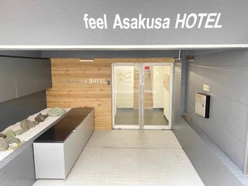 feel Asakusa Hotelと記載された玄関からお入りください。 - feel Asakusa STAY 501レンタルルームの外観の写真