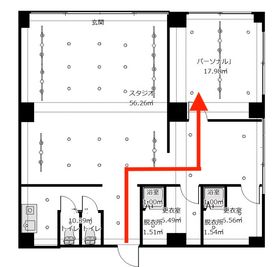 入室してダンススペースを横切り、右手奥にジムスペースがあります - メイスントレーニングスタジオ目白 ジムスペース マッサージベット有の入口の写真