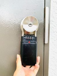 ドアノブにあるキーボックスを開け、鍵を開けてお入りください。 - シミュレーションゴルフ パウハナ 小倉店 シミュレーションゴルフの入口の写真