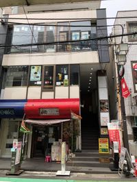 1階のカレー屋、2階のタピオカ屋が目印の建物です - レンタルスタジオPiatto越谷 Piatto越谷駅前店の外観の写真