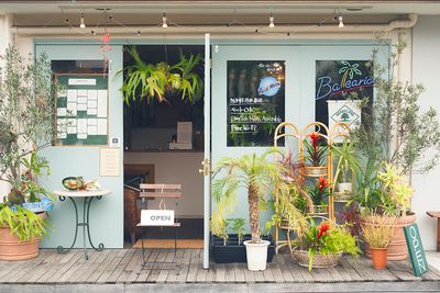 外観です。たくさんの観葉植物とウッドデッキで南国のカフェレストランを匂わせてます。 - バレアリック飲食店 南国風の飲食店を貸切🌴誕生日会、音楽会、各種撮影も可🙆‍♂️の外観の写真