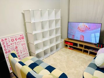 大画面テレビは迫力満点 - セレビィなんば パーティールーム、多目的ルームの室内の写真