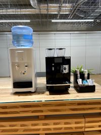 ウォーターサーバーとコーヒーは無料でご利用可能です。 - ルーフラッグ賃貸住宅未来展示場 ３階セミナールーム①の設備の写真