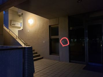 夜間ご利用の方へ
電気のスイッチはこちらです☆ - レンタルスタジオBigTree 和泉和気店　Aルーム　 の入口の写真
